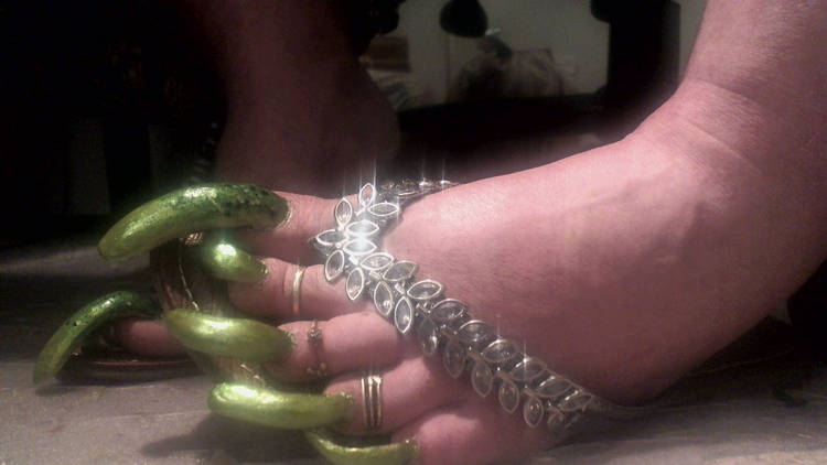 阿琳达·斯道姆·韦弗靠卖她的脚趾甲视频为生