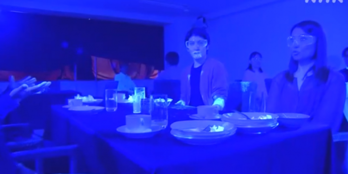 病毒在餐馆里传播的速度有多快-黑光实验