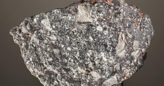 这块月球岩石重达13.5公斤，售价250万美元