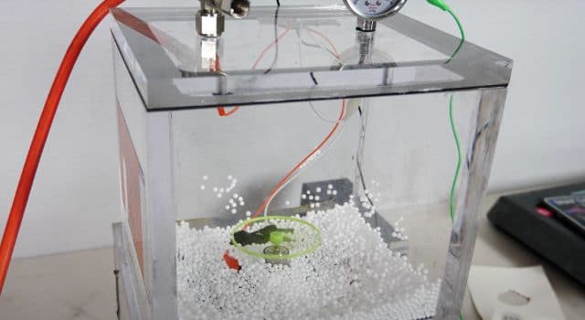 动作实验室 - 将风扇放在真空室中