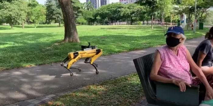 波士顿动力学的现场正在实施新加坡的社会距离