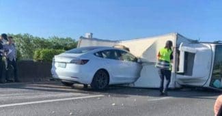 特斯拉自动驾驶仪模型3撞到一辆卡车在公路上