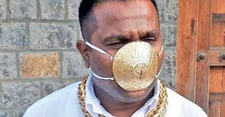 印度人戴着黄金面具在COVID-19大流行