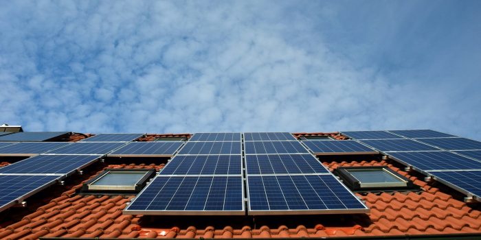 基于太阳能的光伏折叠屋顶的收放