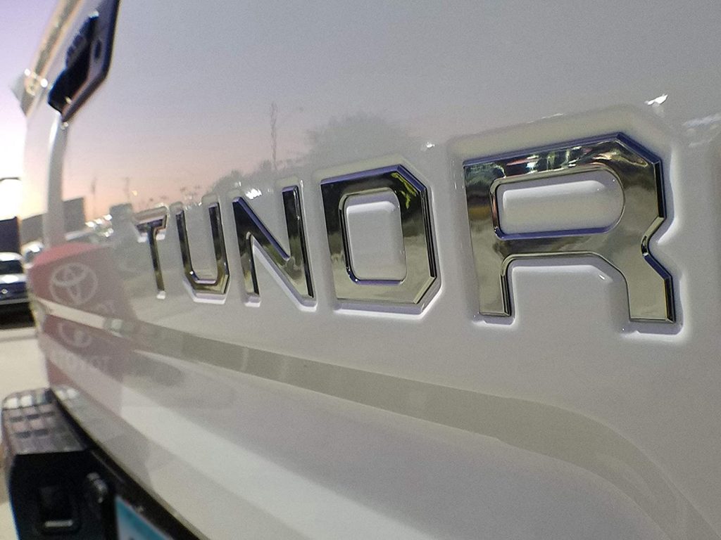 Toyota Tundra的10个最佳后挡板插入物