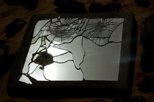 170个代表每个受害者的破碎镜子被放置在纪念馆的周围周围。