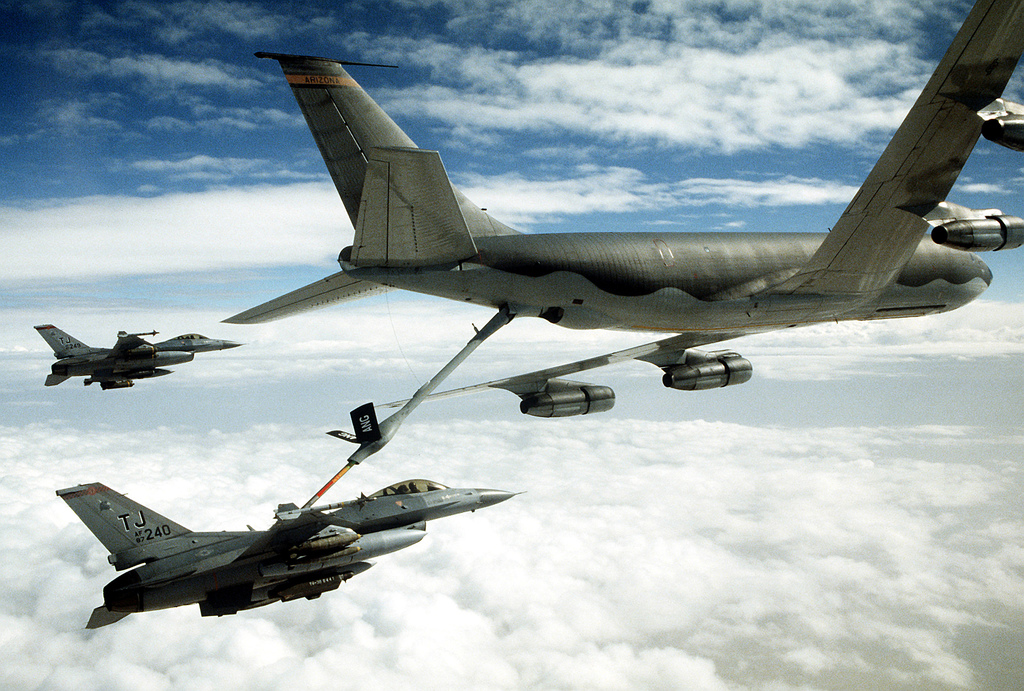第401战术战斗机翼F-16C战隼飞机加油的kc - 135同温层加油机飞机作为另一个f - 16站在沙漠风暴行动