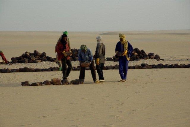 该纪念馆是由Les Familles de l'Attentat du Dc-10 d'Uta（受害者家庭的协会）在当地居民的帮助下创建的。