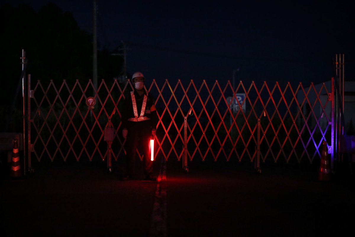 一道安全屏障阻断了通往受海啸破坏的第一核电站附近隔离区的道路。