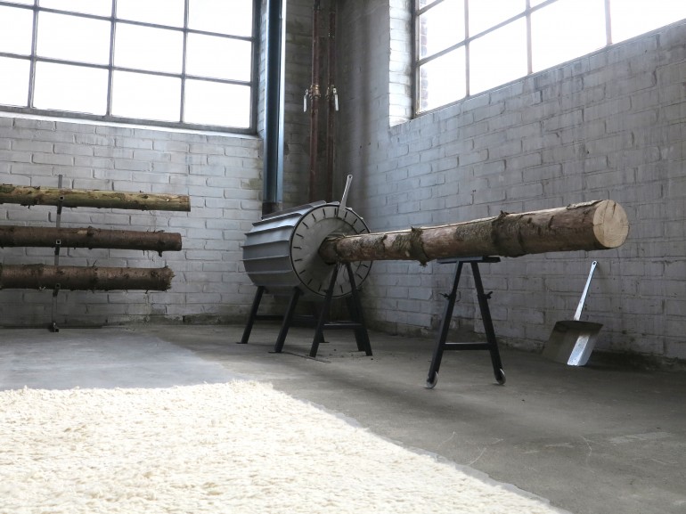 用户首先将日志高度可调整的支架上,然后推到…