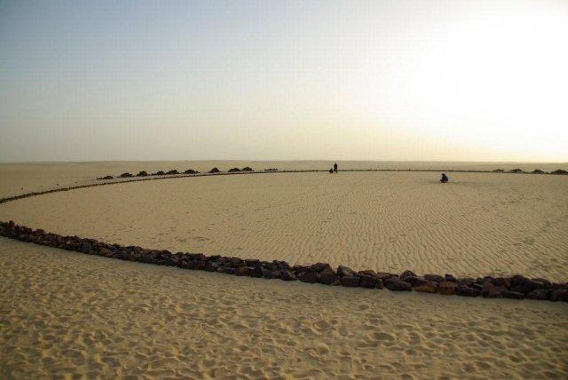 该纪念馆主要是手工建造的，并使用深色石头创建了一个直径200英尺的圆圈