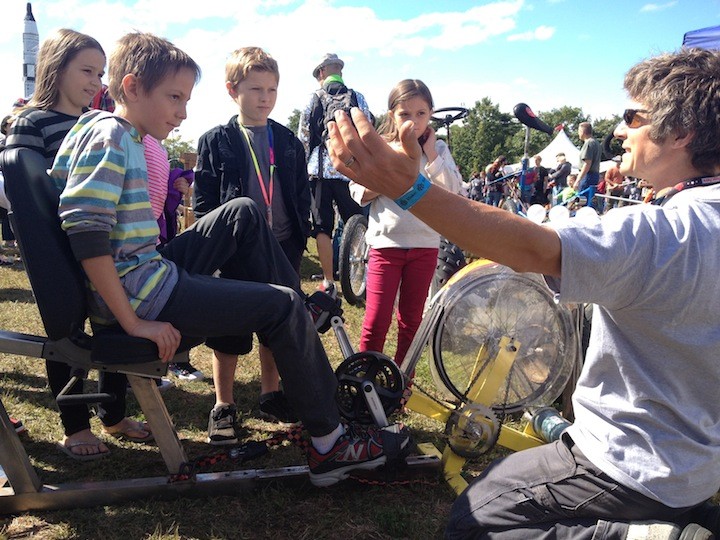 这两种踏板驱动的小工具都承诺能发电并执行其他有用的任务(…