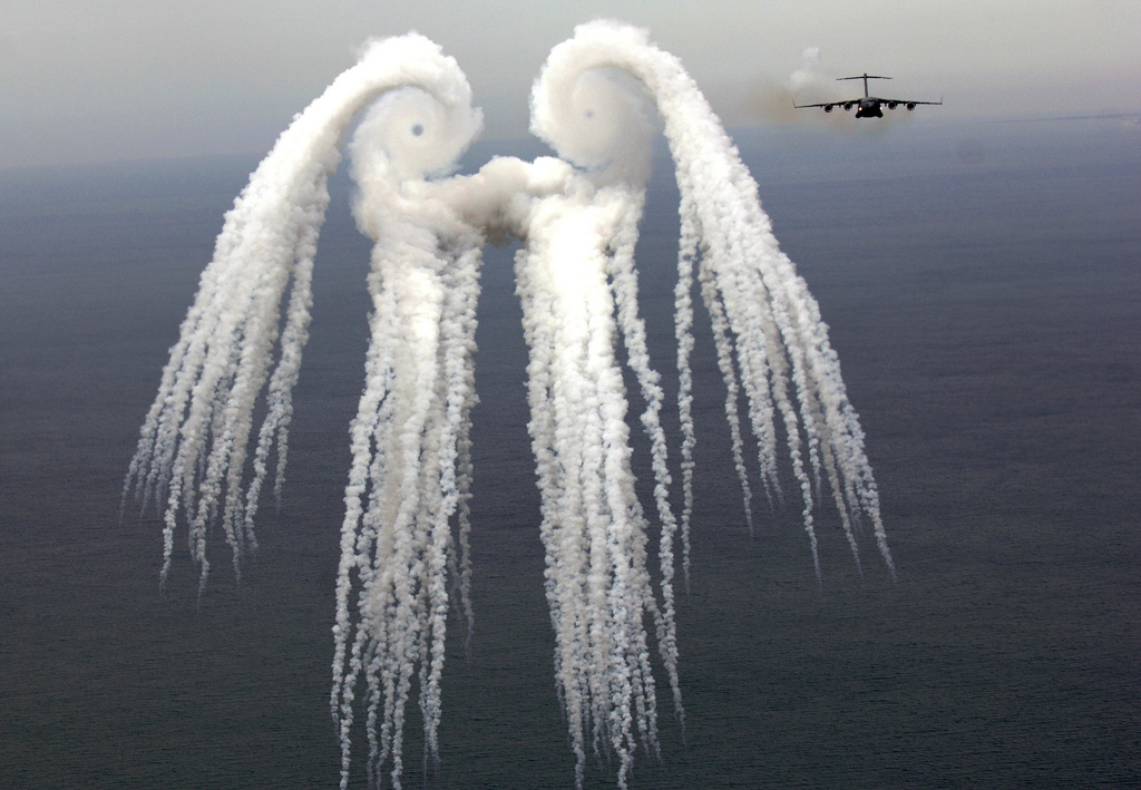 c - 17环球霸王III,刚刚发布了一系列的耀斑在大西洋上空