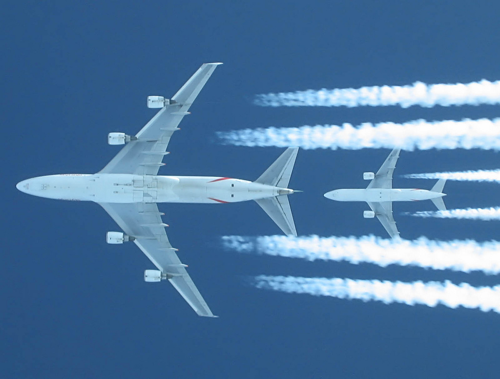 拍摄的埃克/阿特拉斯空气747(我们上方2000英尺)被EK b777 - 200 (A6-EML我们上方4000英尺)在它的尾巴。捕获的埃克(现在这巧合…)B777 flightdeck(通过左1号窗口向上——这就是为什么脖子扭曲;-)。我们FL340, 747年在360年,其他B777享年380岁。佳能S50马克斯变焦。