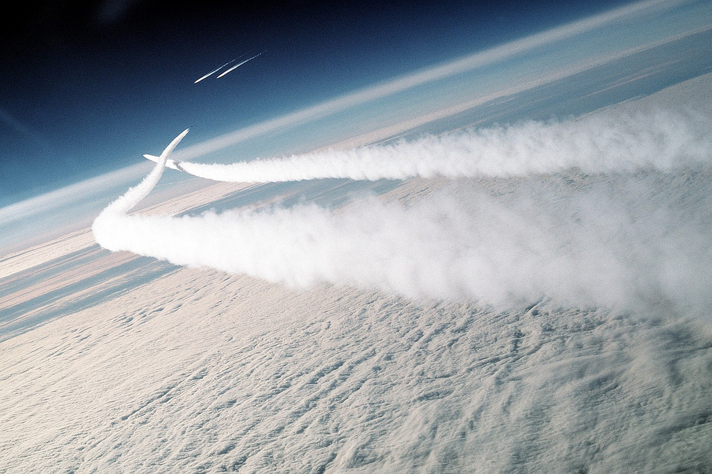 两个苏联米格- 29飞机途中一个航空展在不列颠哥伦比亚省截获21战术战斗机f - 15“鹰”飞机的翅膀。