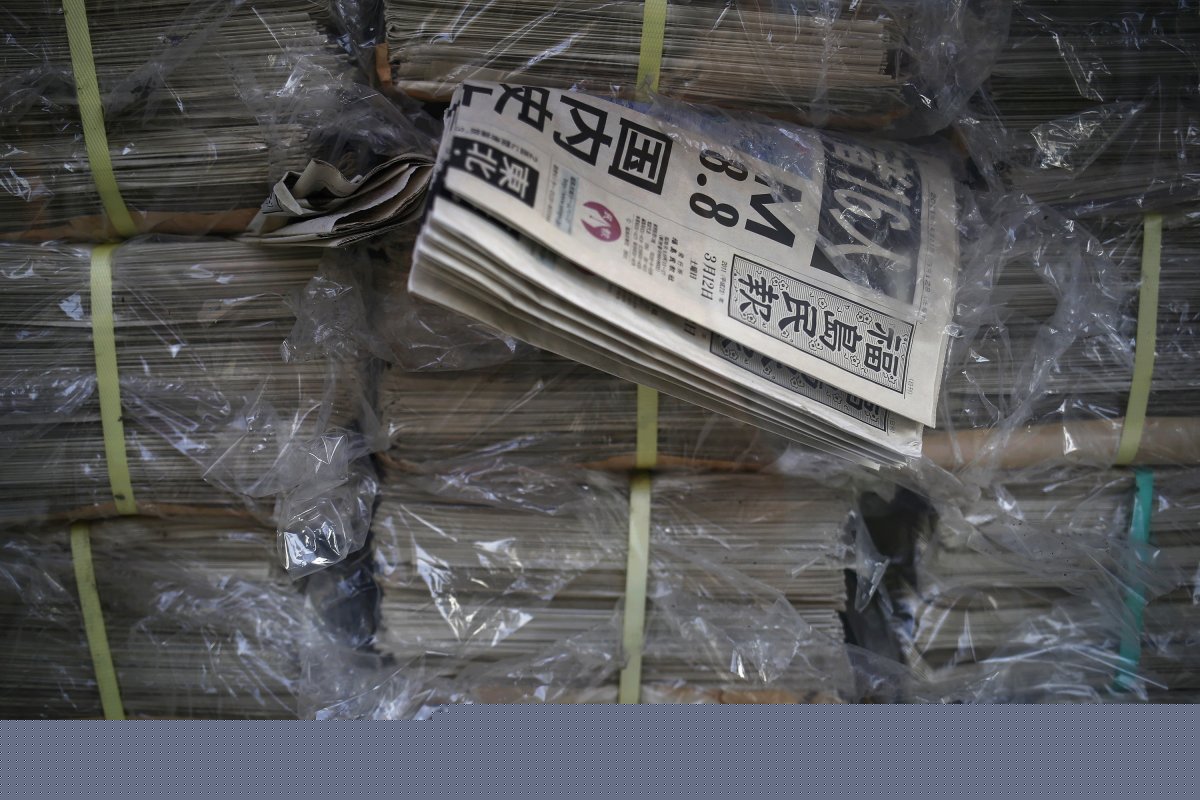 《福岛民报》的报纸日期是2011年地震发生后一天，标题是“8.8级，全国最大”。